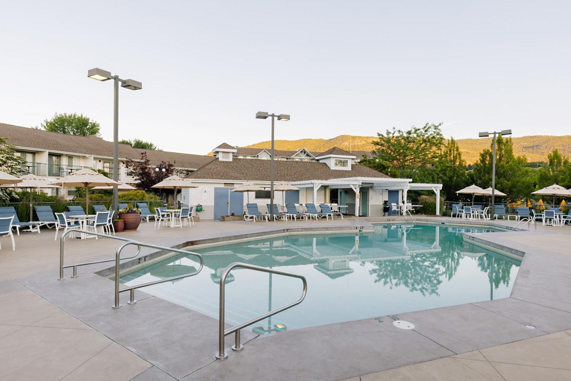 Balcomo, A Ramada By Wyndham Penticton Ngoại thất bức ảnh
