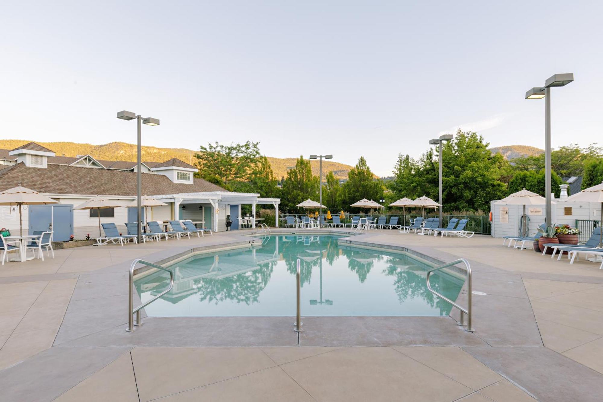 Balcomo, A Ramada By Wyndham Penticton Ngoại thất bức ảnh