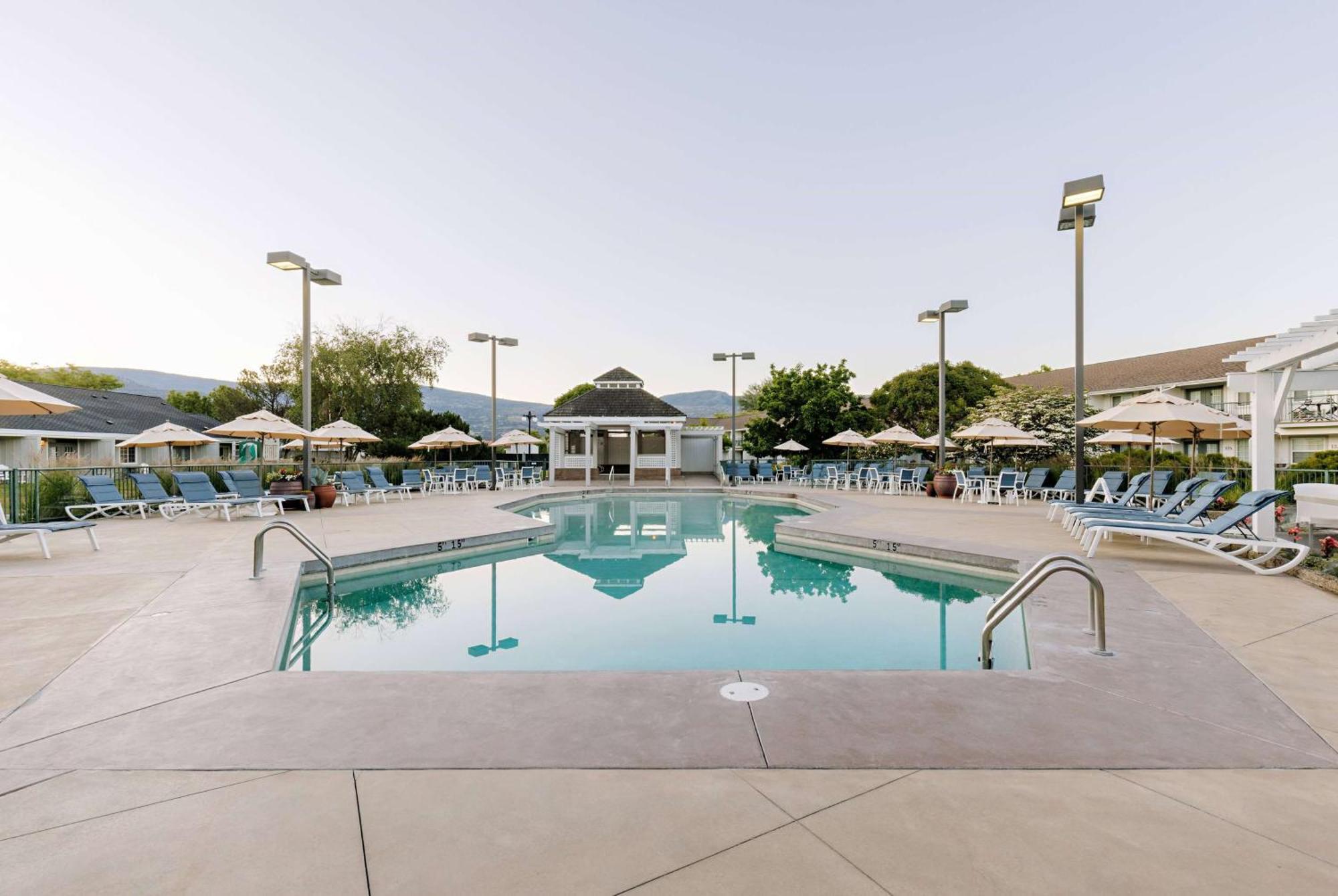 Balcomo, A Ramada By Wyndham Penticton Ngoại thất bức ảnh